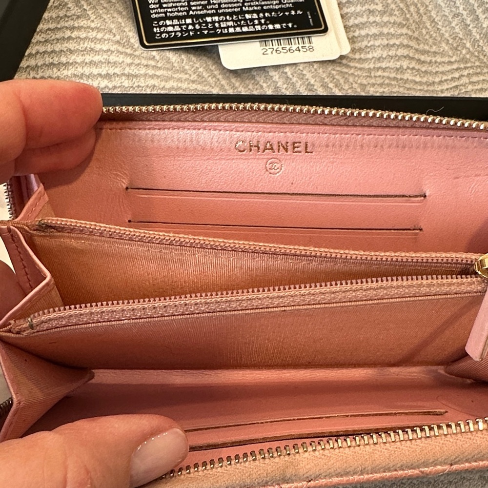 CHANEL Metallic Pink Quilted Card Holder - Picture 2 of 8